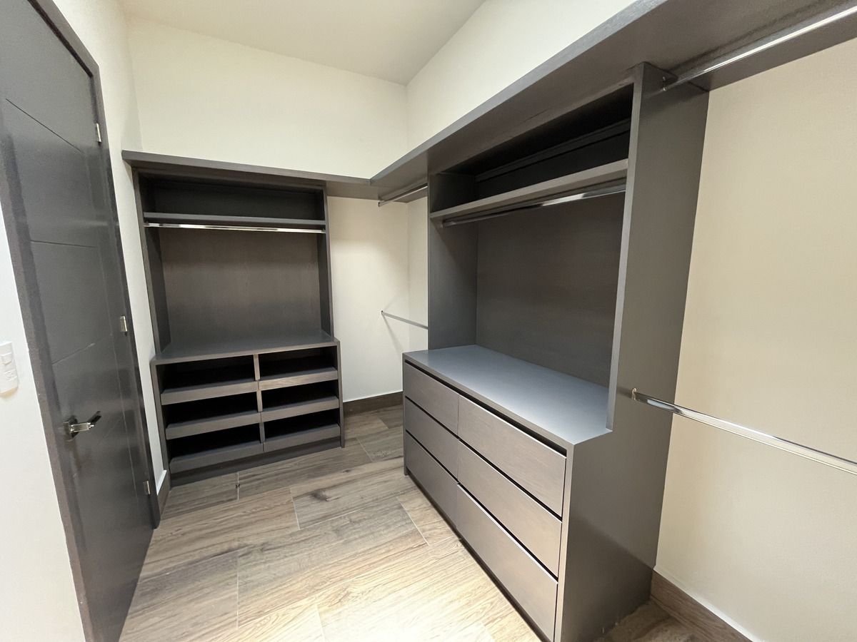 28 de 40: Closet recámara secundaria 2