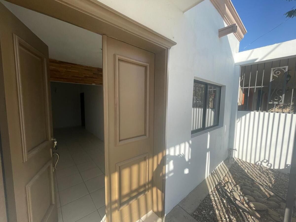 2 de 20: entrada principal, doble puerta,