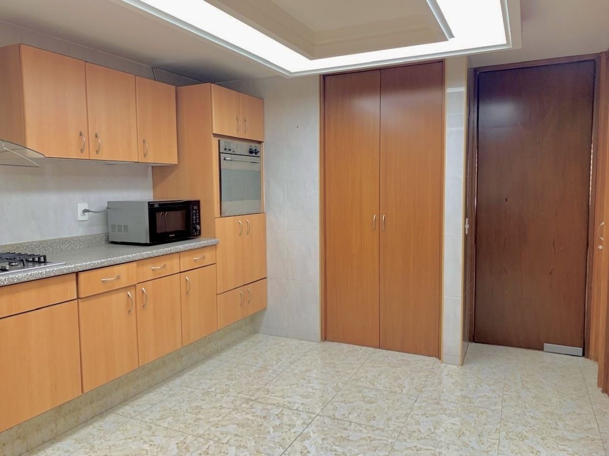 5 de 24: Cocina amplia con espacio para desayunador