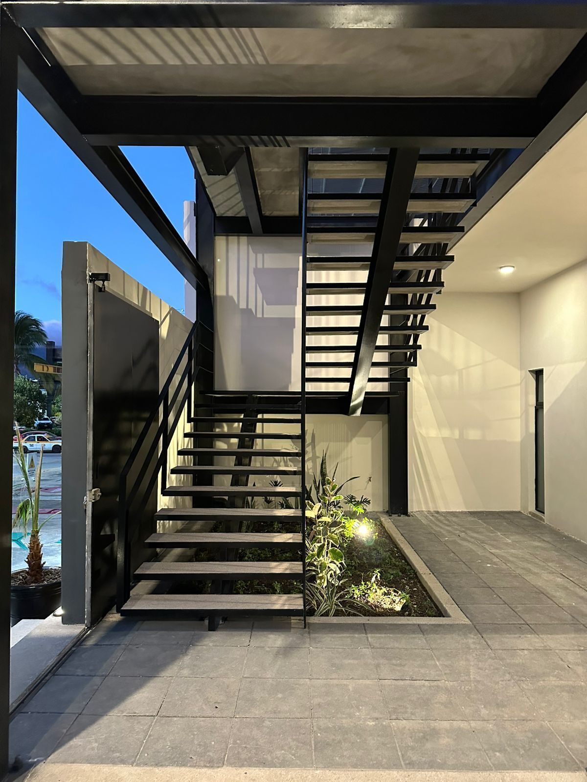 3 de 20: ACCESO A  PLANTA ALTA POR ENTRADA PEATONA Y POR EL ESTACIONA