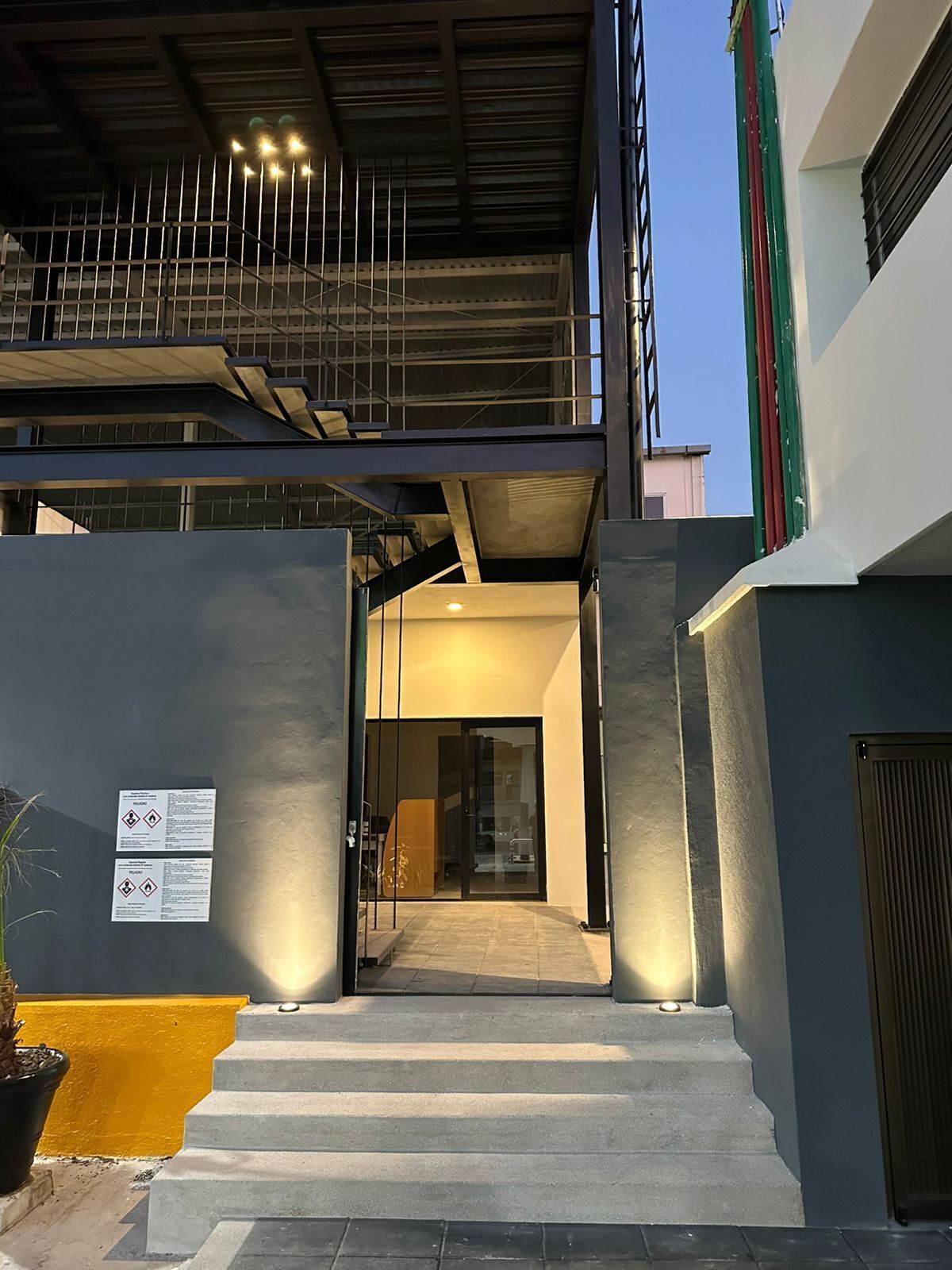 3 de 16: ACCESO PEATONAL DE LA PLANTA ALTA