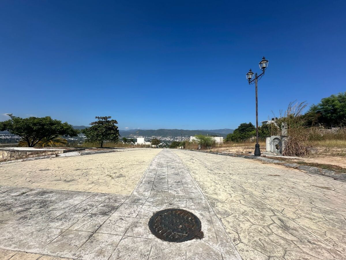 2 de 10: Amplias Vistas. Servicios Subterráneos.