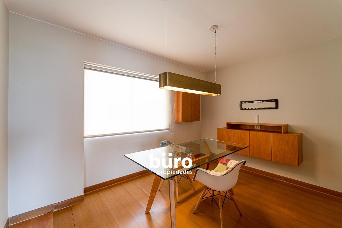 5 de 13: Dormitorio secundario / escritorio