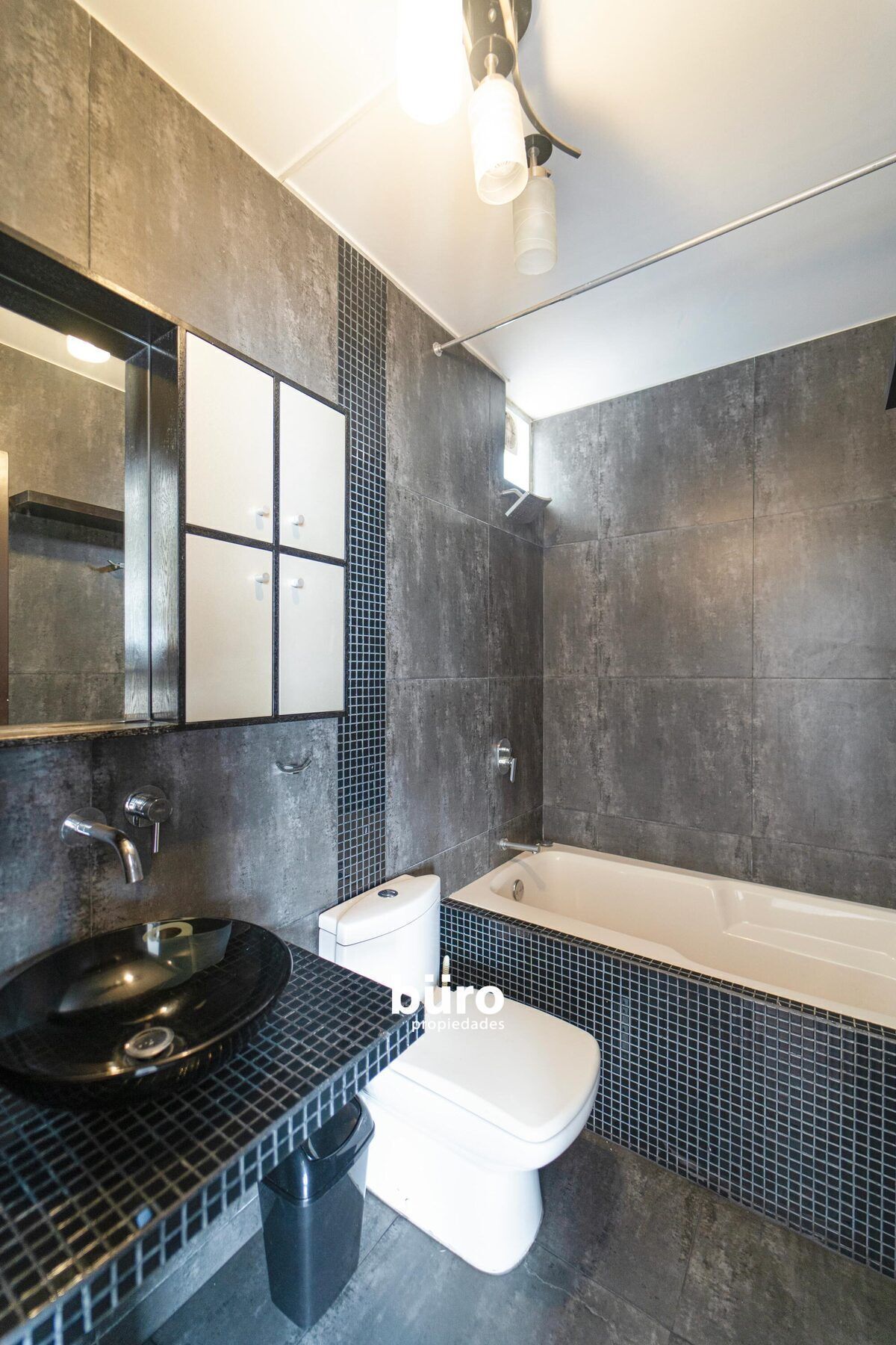 7 de 13: Baño secundario