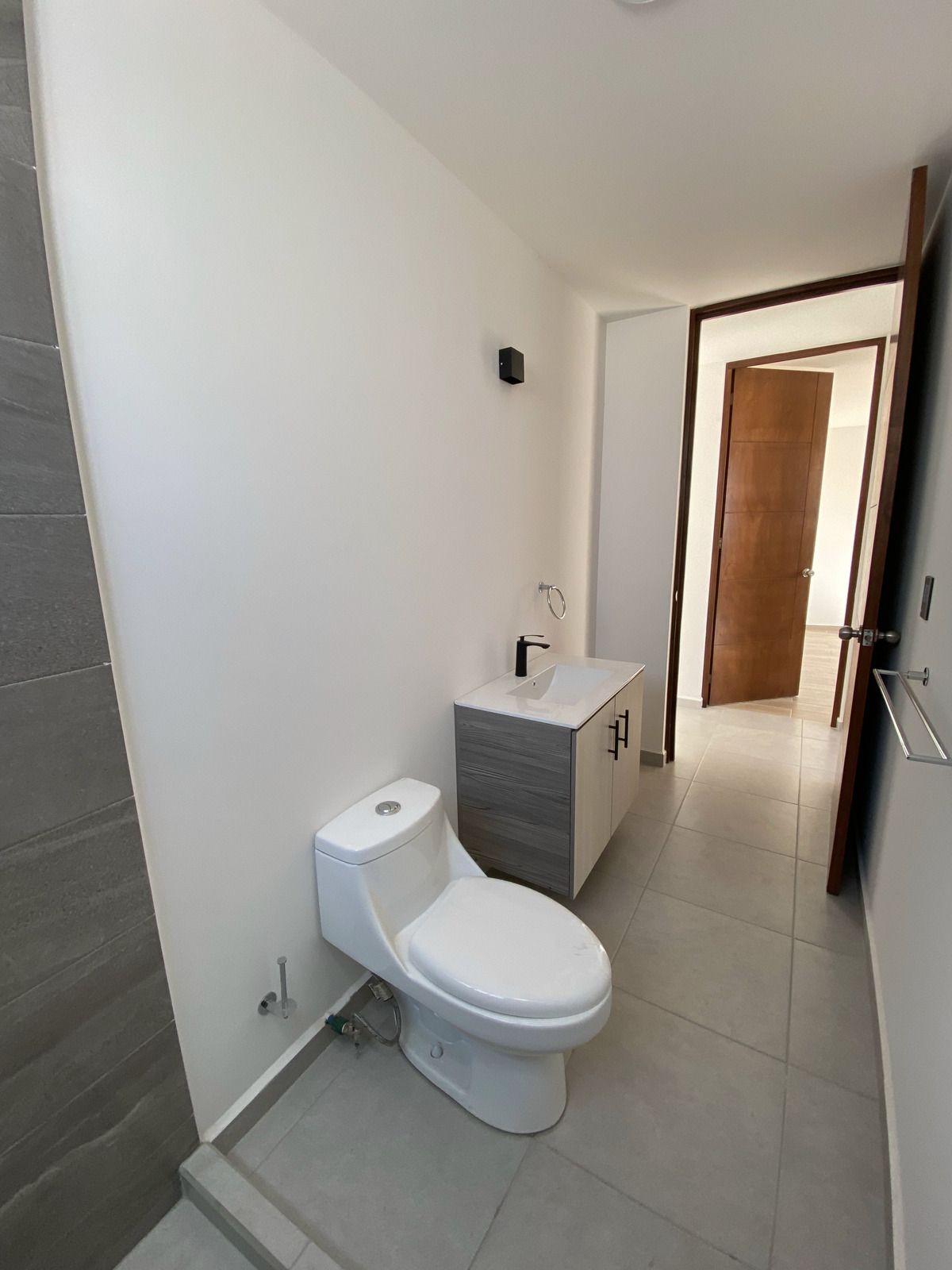 HERMOSA CASA NUEVA EN VENTA EN EL REFUGIO HABITACION EN PB - foto 3