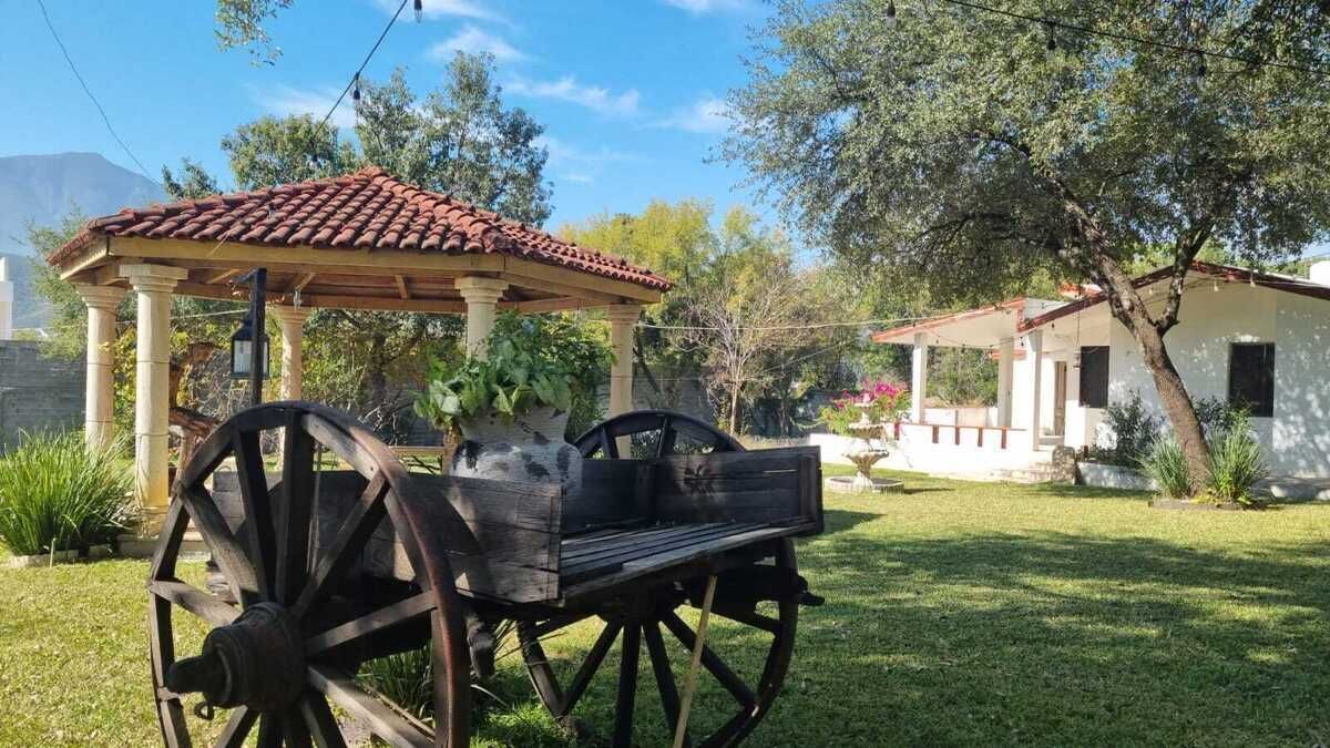 5 of 20: Amplio jardín