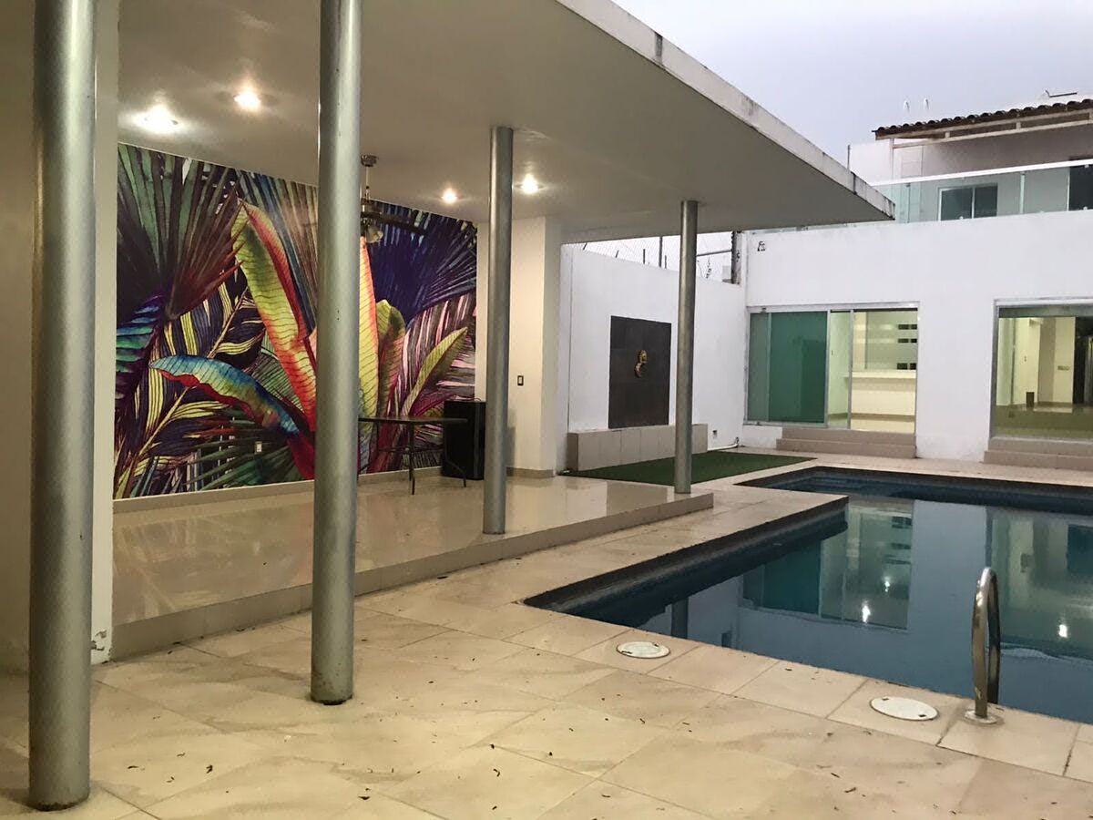 Exclusiva casa 3 recamaras, alberca, salón de juegos con inmejorable ubicación,.