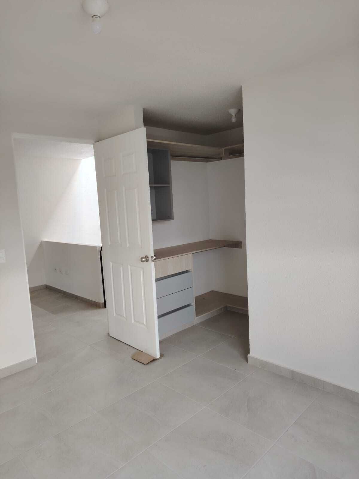 2 of 22: Medio vestidor