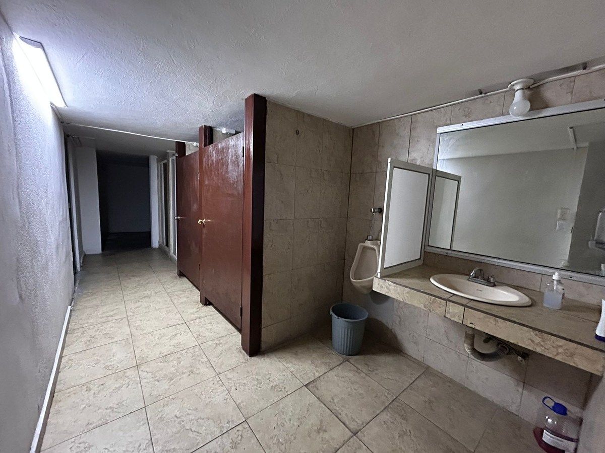 10 de 11: BAÑOS HOMBRES