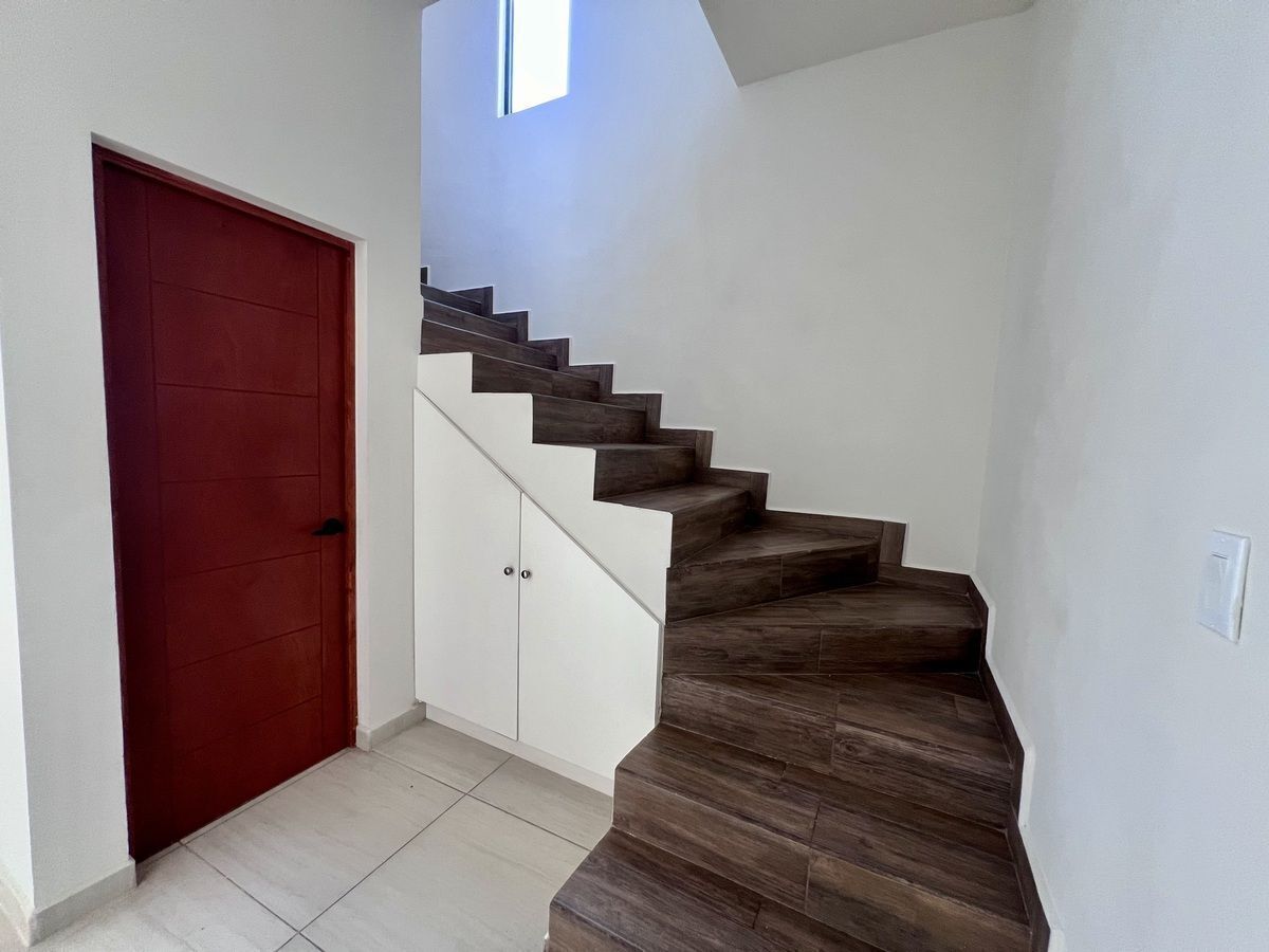 10 de 26: Medio baño, bodega y escalera