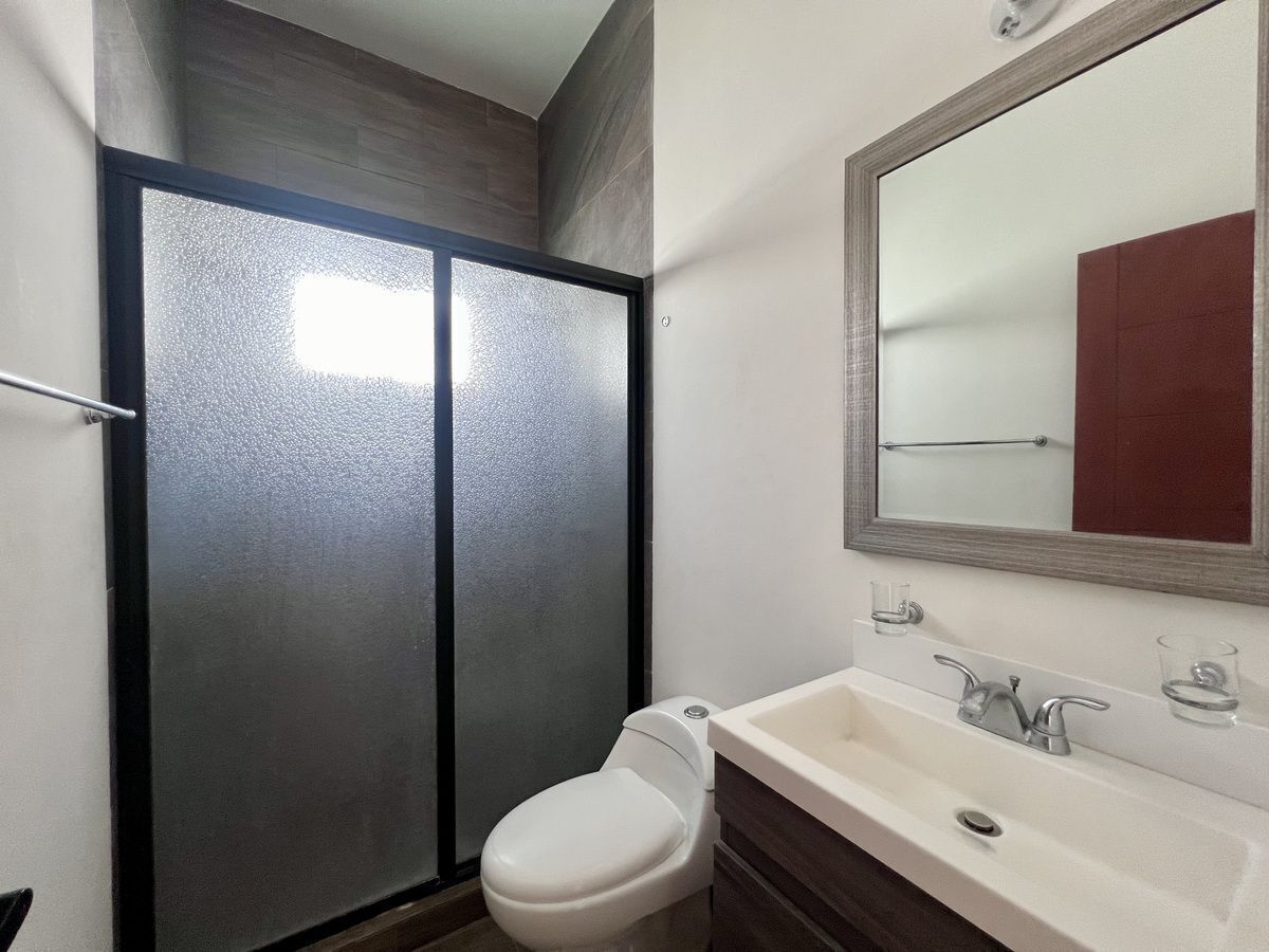 17 de 26: Baño compartido en segunda planta