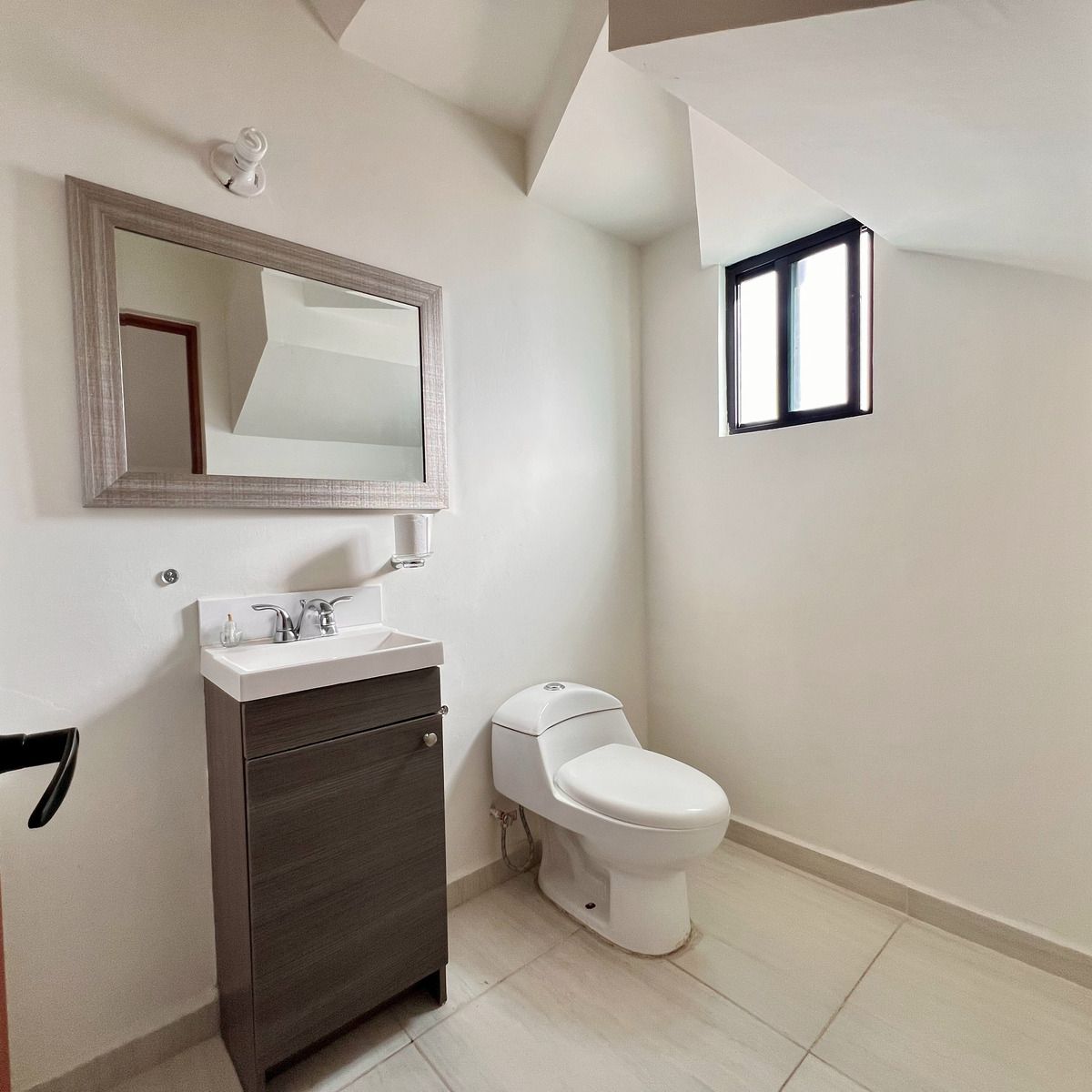 16 de 26: Medio baño en planta baja