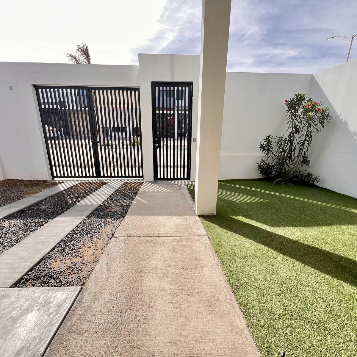 18 de 26: Vista al exterior, desde puerta principal