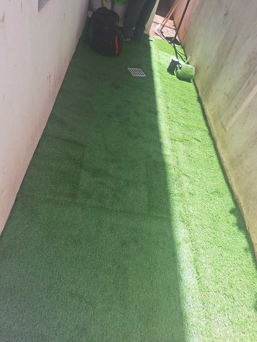 7 of 20: Patio trasero con pasto sintético