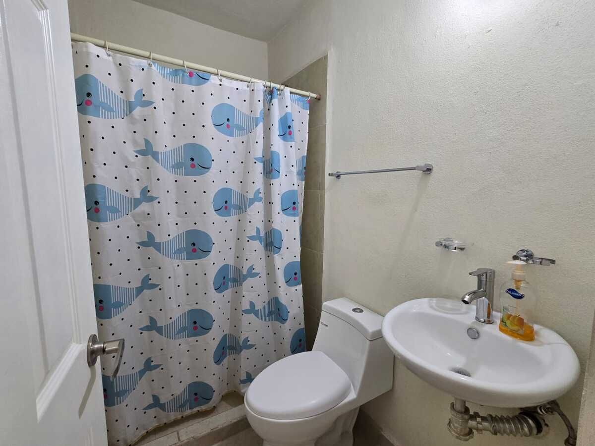 15 of 20: Baño compartido