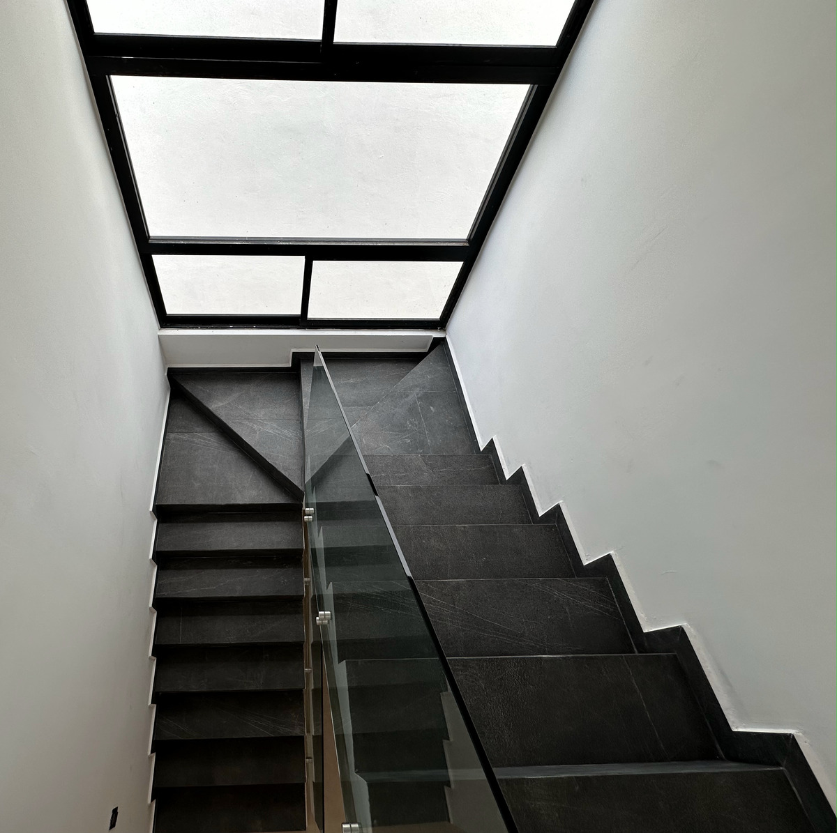 10 de 24: Escaleras con barandal templado