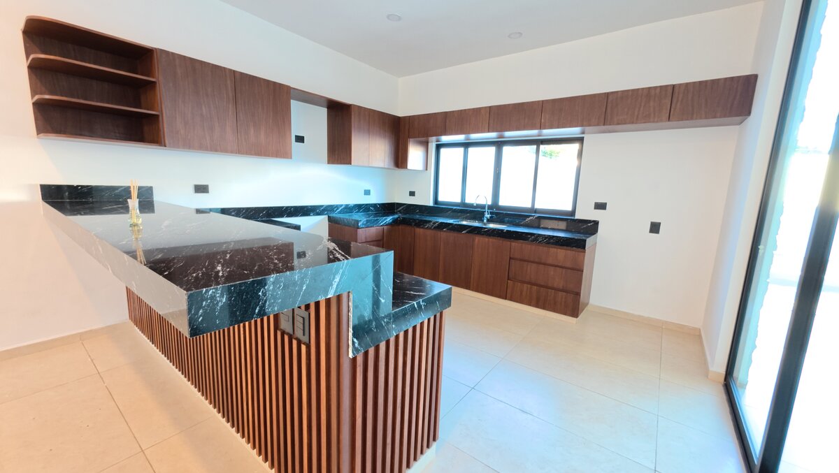 3 of 21: Cocina con Barra