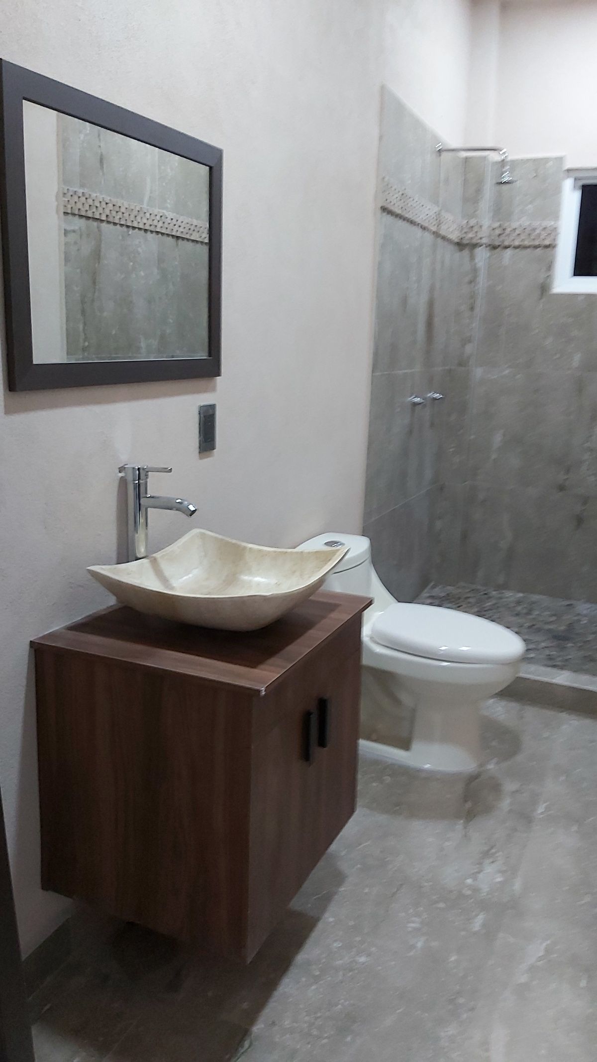 10 of 20: BAÑO 1