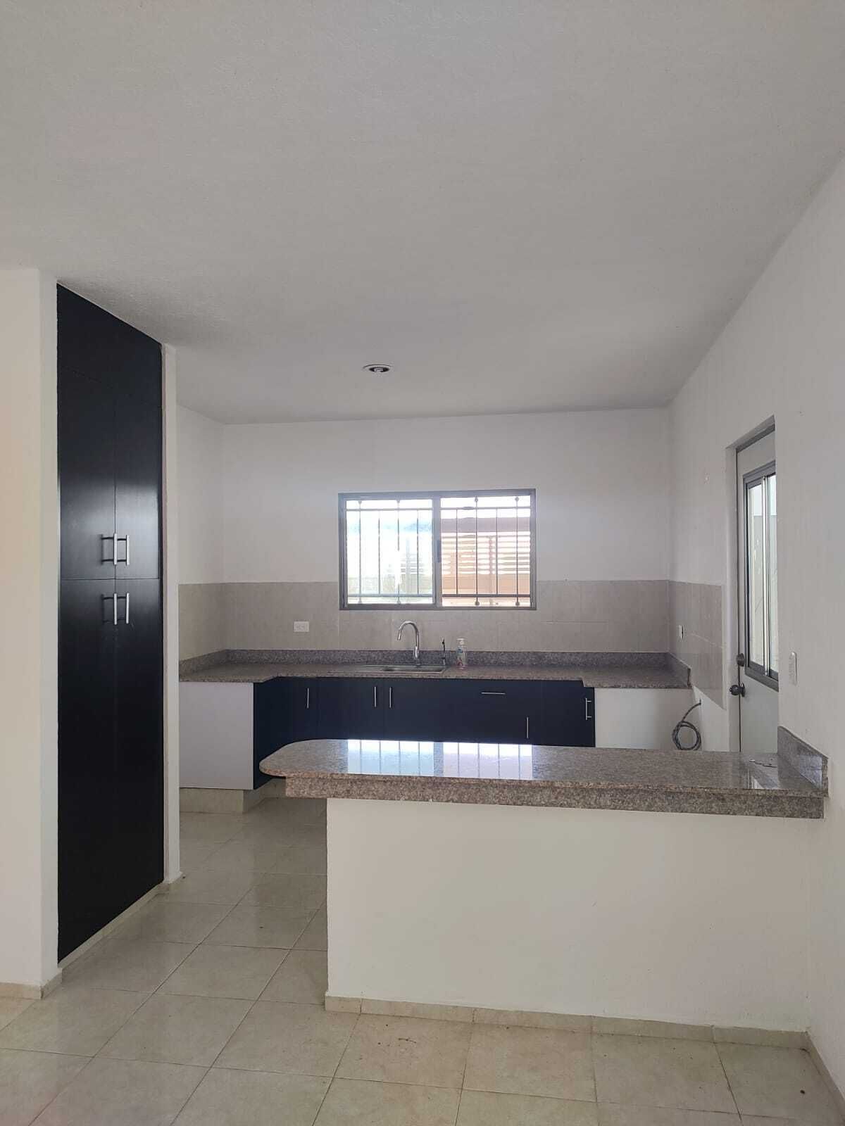 2 of 16: Cocina equipada