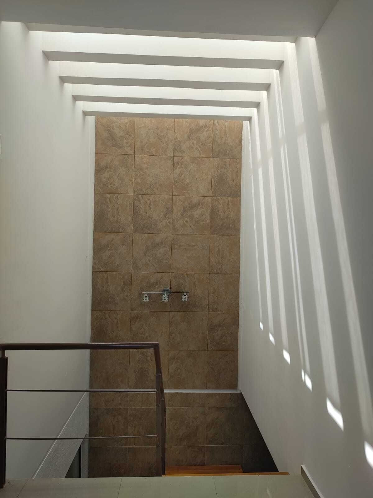 7 of 16: Escalera al segundo piso