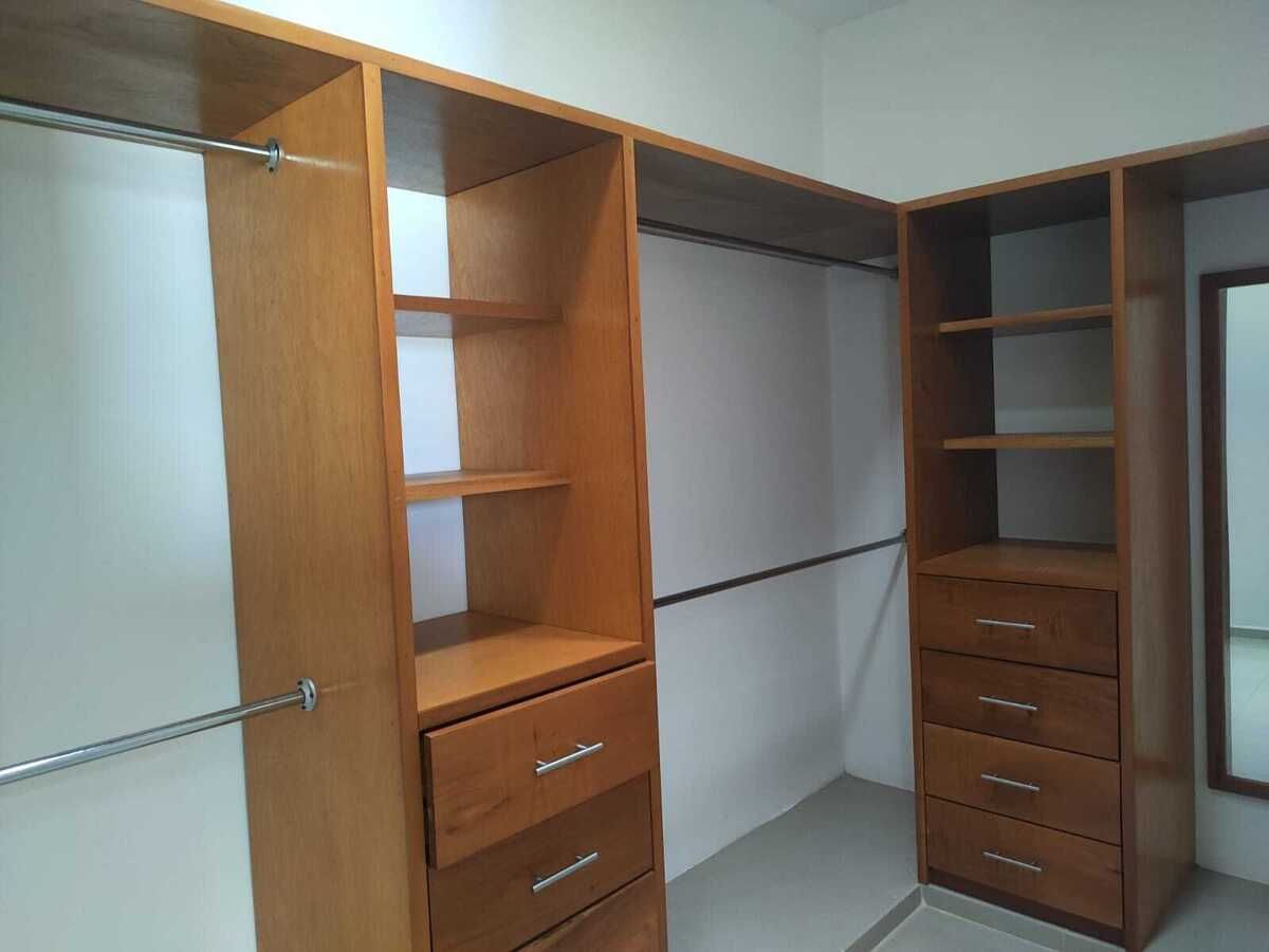 11 of 16: Clóset vestidor recámara principal