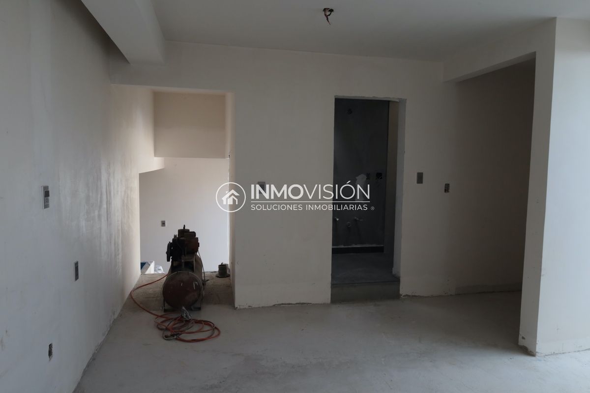 34 de 44: Recámara principal con vestidor, baño y balcón