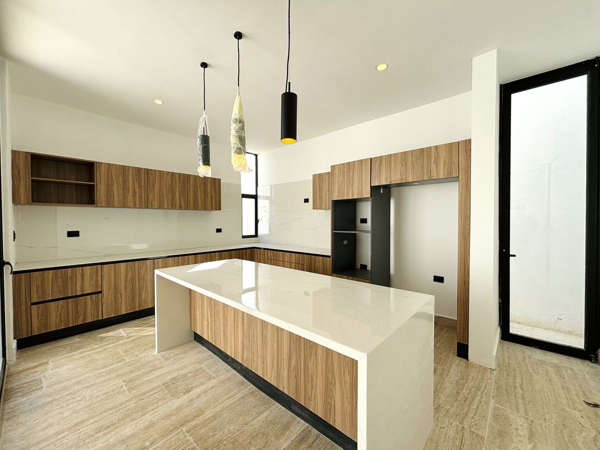 CASA en VENTA, 3 habitaciones, PISCINA, RESIDENCIAL