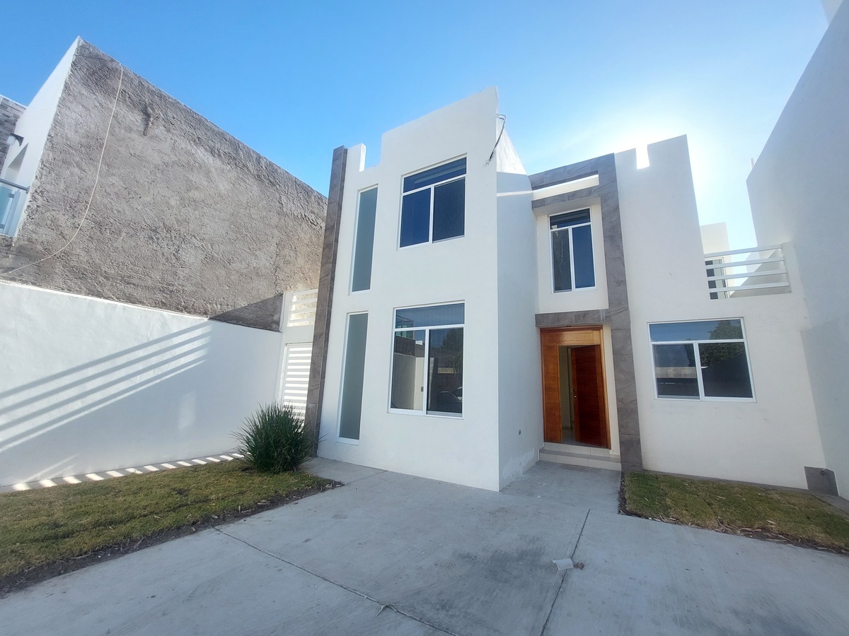 1 of 18: Fachada de casa