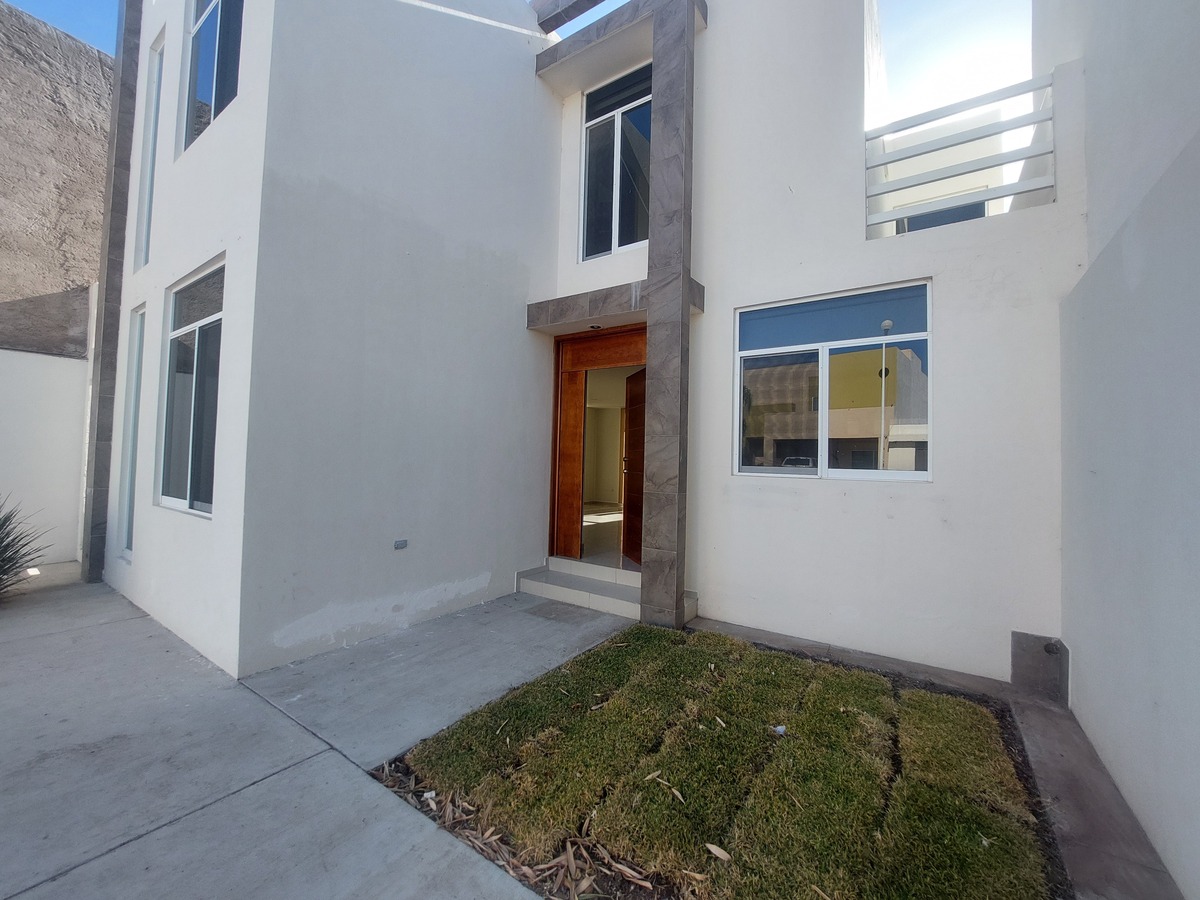 2 of 18: Fachada de casa