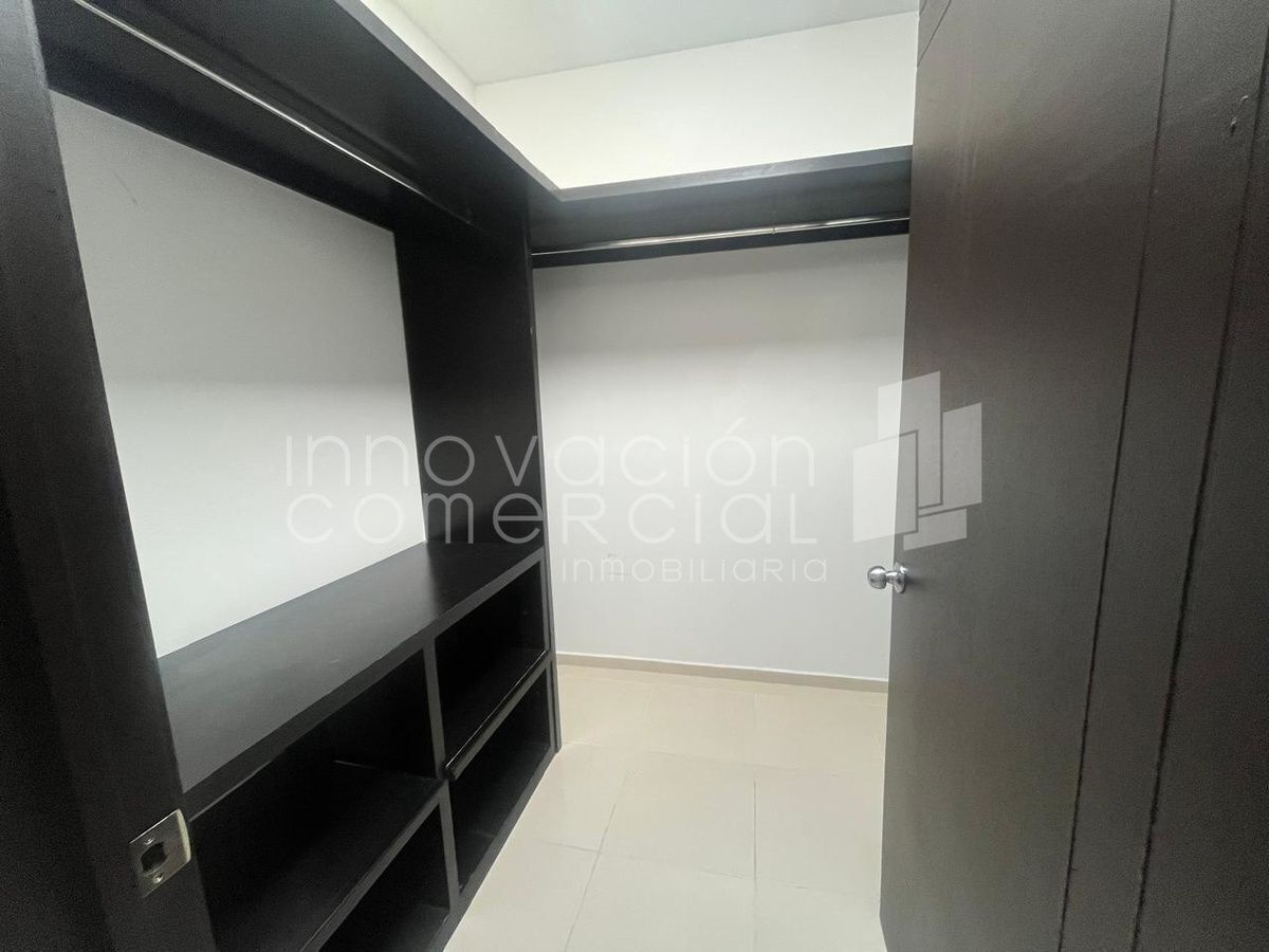 13 de 25: Vestidor principal