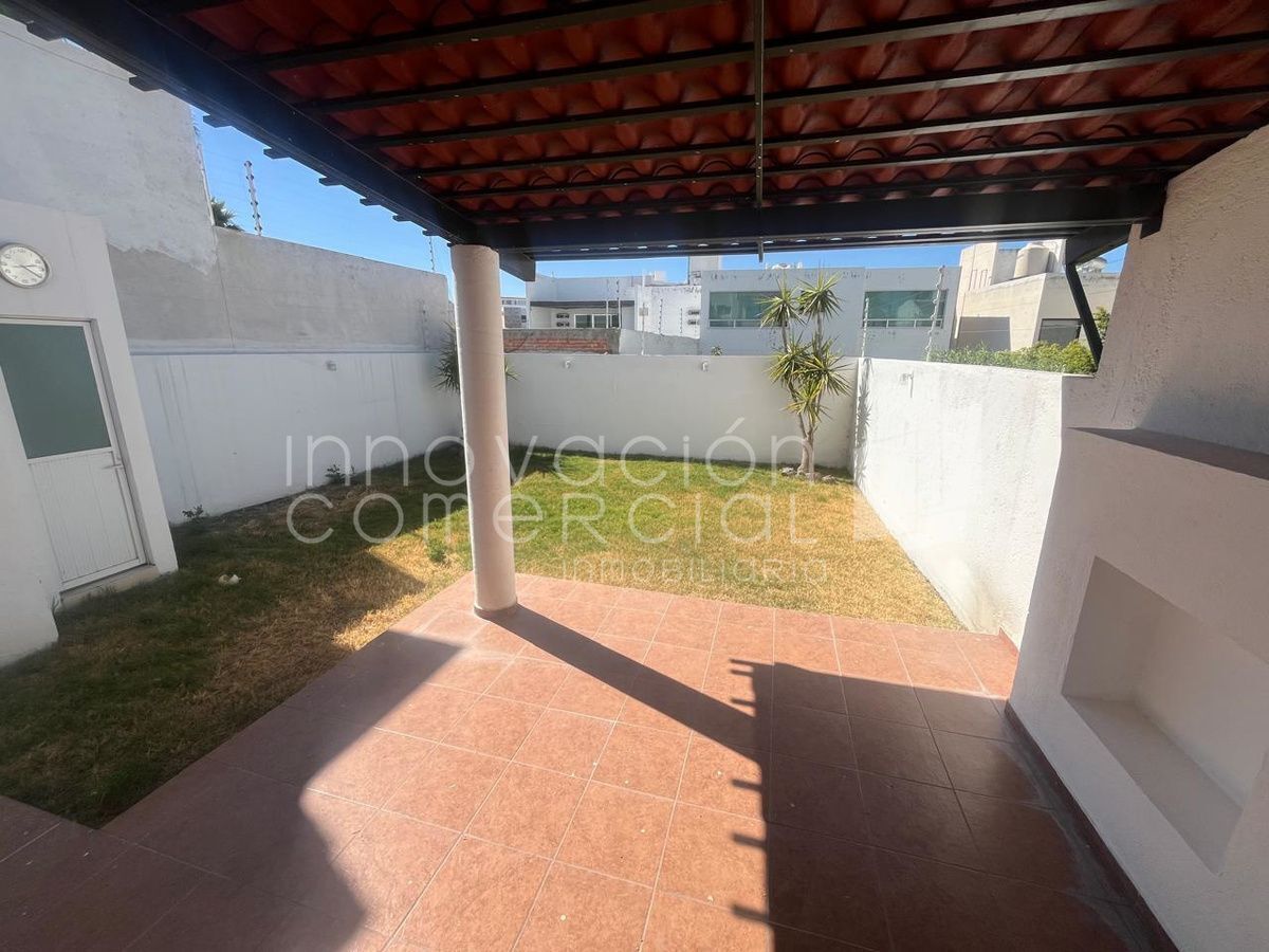 6 de 25: Terraza y jardín con medio baño