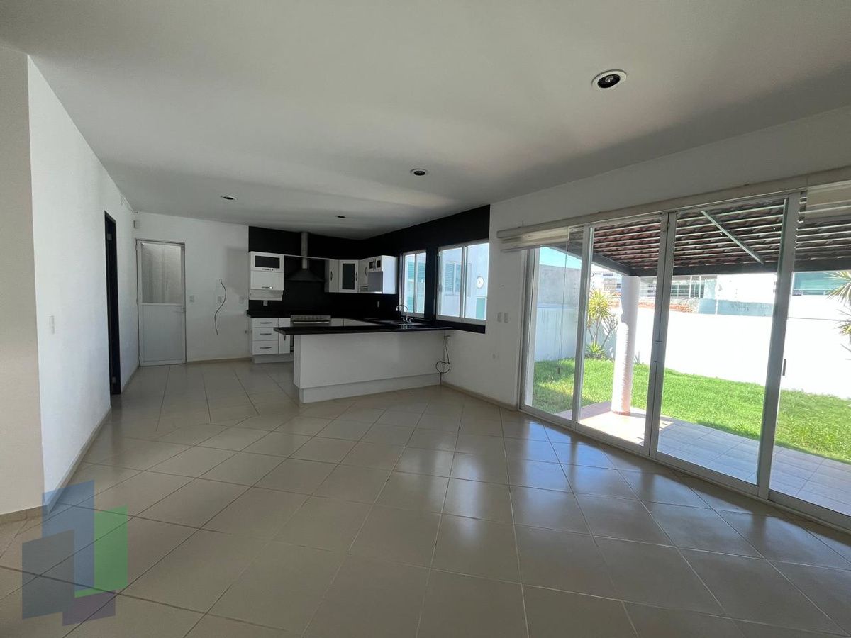 1 de 34: Amplia cocina con salida a terraza