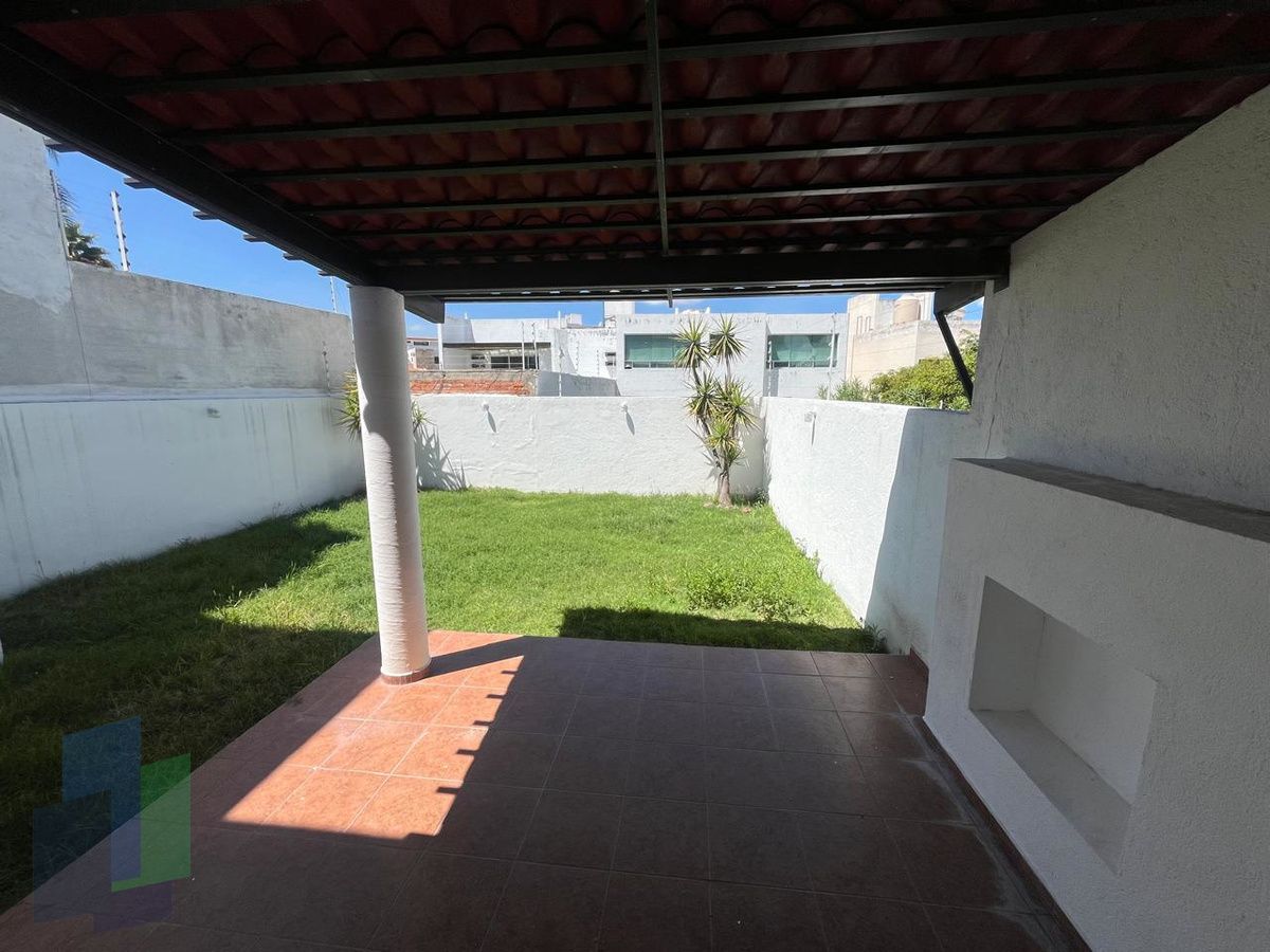 14 de 34: Terraza y jardín