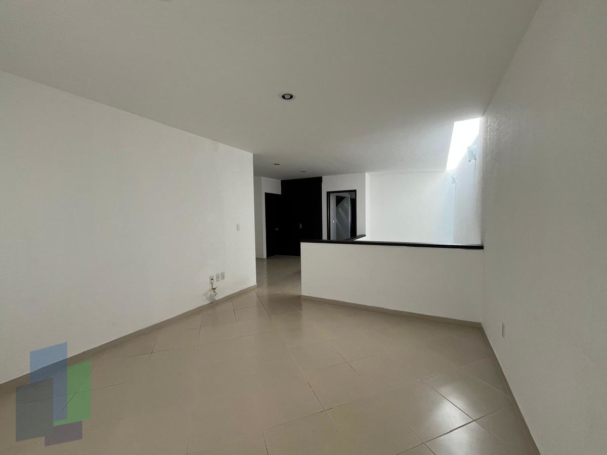 19 de 34: Sala de tv planta alta