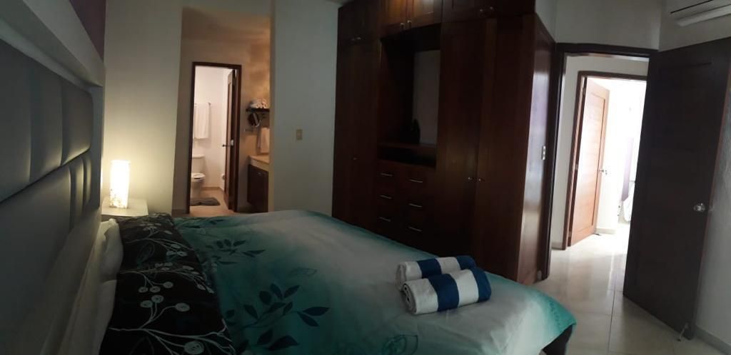 11 de 22: Recámara Principal con amplios closets y baño completo