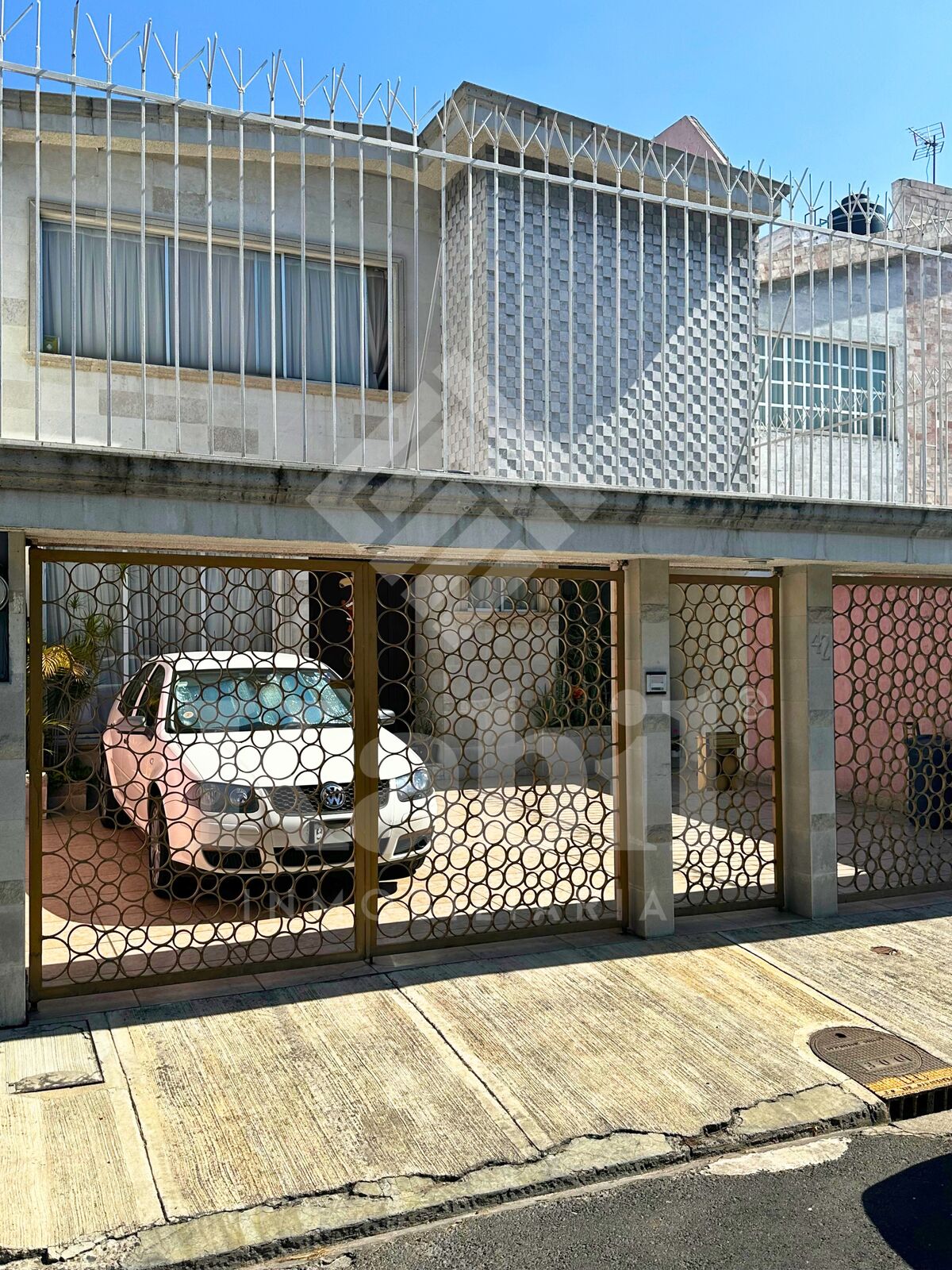 2 of 19: Fachada