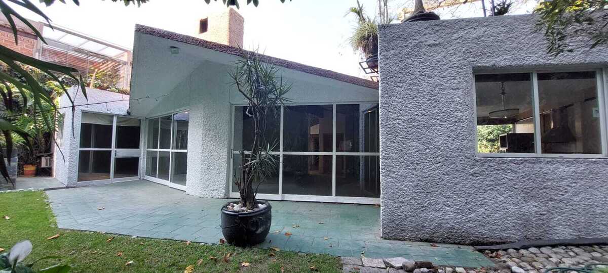 4 de 22: Vista a la sala y el comedor desde el jardín