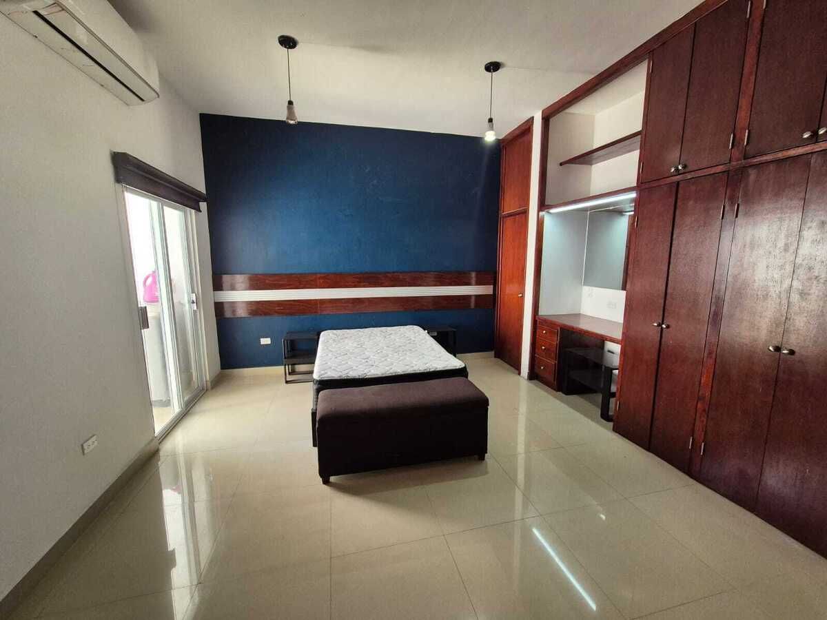 4 de 13: Area de recamara con closet y escritorio