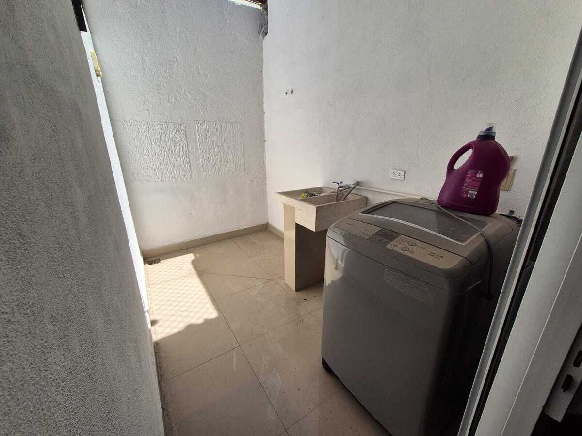 8 de 13: Patio de servicio con lavadora funcionando