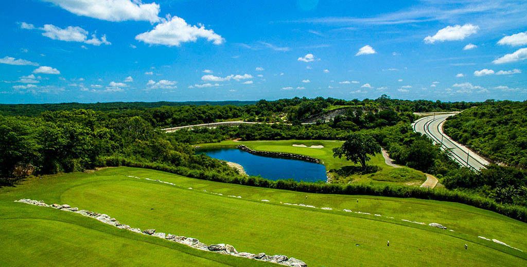 2 de 9: Campo dc Golf con 18 hoyos