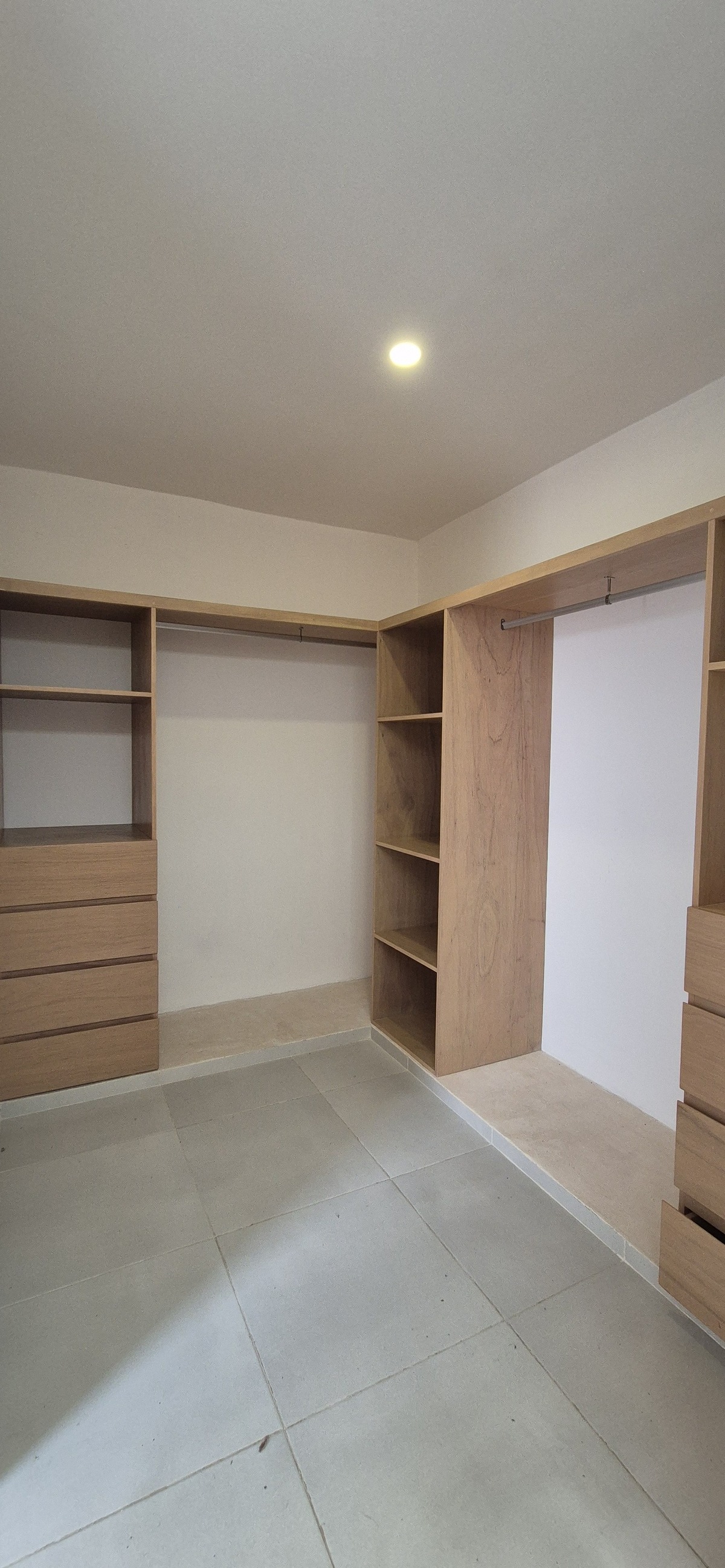 16 de 26: CLOSET VESTIDOR REC PRINCIPAL