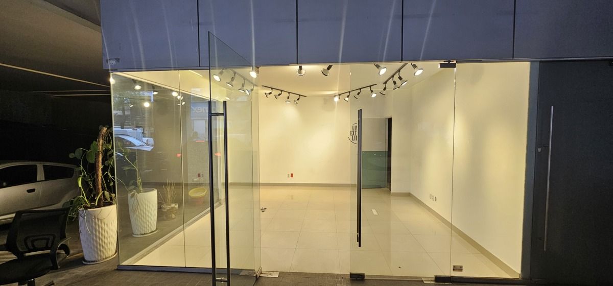 Local 160m2 en planta baja edificio corporativo en Cuauhtemoc Glorieta Diana