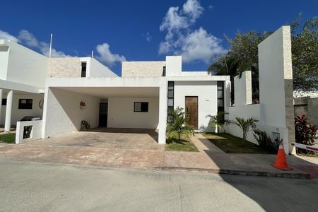 Casa Amueblada en Privada, Excelente Ubicación en Temozón con Paneles Solares
