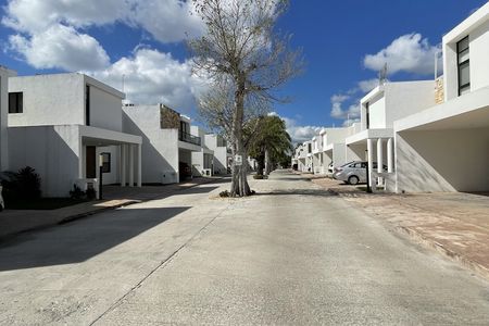 Casa Amueblada en Privada, Excelente Ubicación en Temozón con Paneles Solares