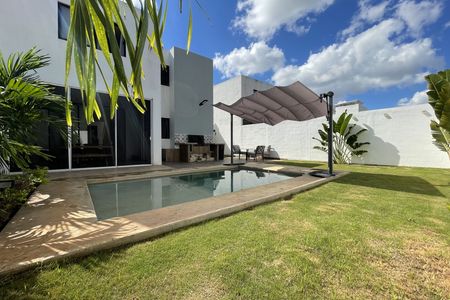 Casa Amueblada en Privada, Excelente Ubicación en Temozón con Paneles Solares
