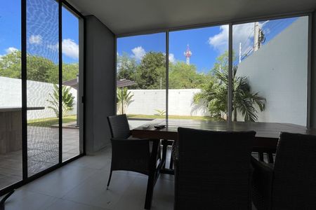 Casa Amueblada en Privada, Excelente Ubicación en Temozón con Paneles Solares