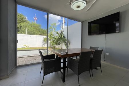Casa Amueblada en Privada, Excelente Ubicación en Temozón con Paneles Solares