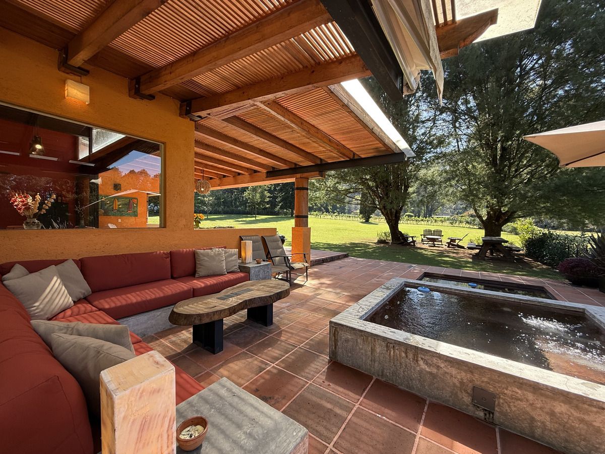 4 of 35: Sala exterior y jacuzzi