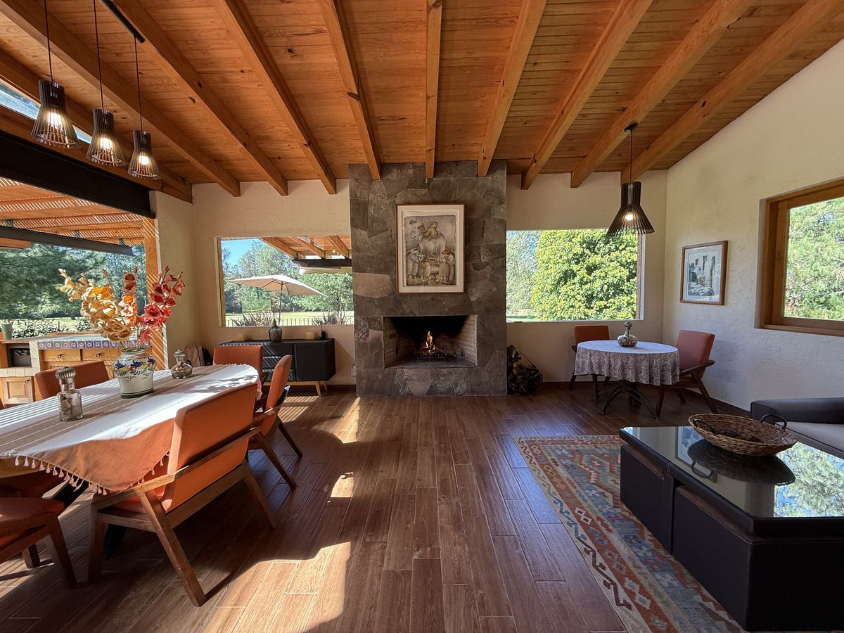 10 of 35: Comedor interior y chimenea