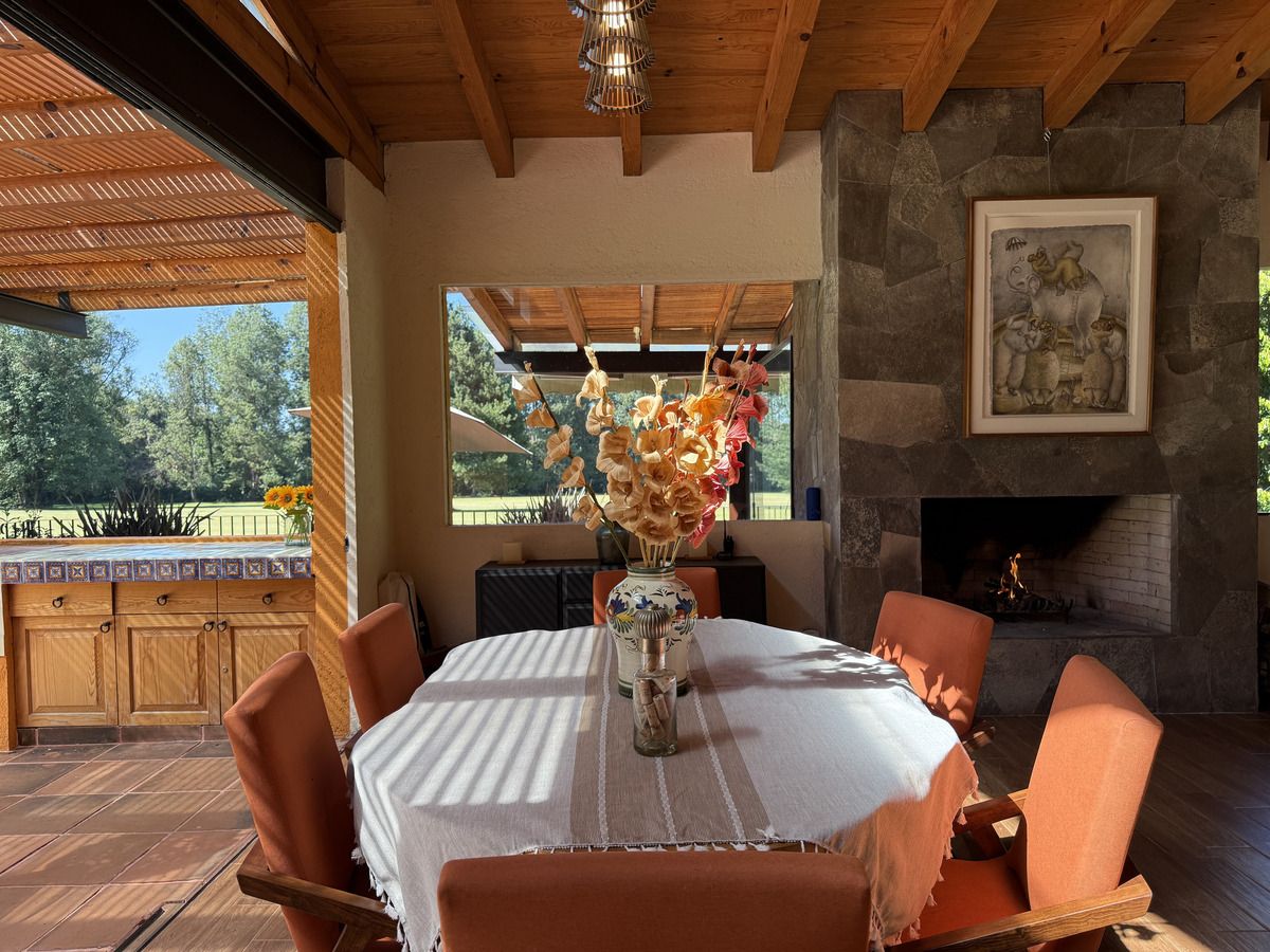 11 of 35: Comedor interior